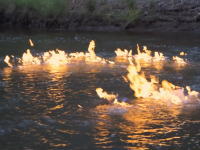 燃え続ける川。オーストラリアで火を付けると燃え続ける不思議な川が発見される。