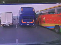 死亡事故の瞬間。大型バスがクイック車線変更でタコってフロントから突っ込み運転席が大破(°_°)