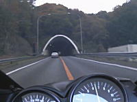 またYouTubeから逮捕者が出る予感。西名阪自動車道で危険運転を繰り返すカワサキZZR1100乗り。