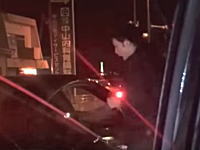 福岡県警逮捕の瞬間。運転席を割ってトライバーを捕らえる様子をtwitter民が撮影。