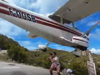危なすぎワロタｗｗｗ着陸してくる飛行機の写真を撮ろうとした旅行者が轢かれかける。