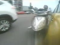 ブチギレたスクーター乗り。運転しながら車を攻撃して自爆する(´･_･`)前後カメラ。