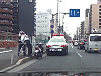 なにをしたんだ？ｗ品川の国道15号線で警官に羽交い締めにされてるスクーター乗りが撮影される。