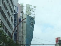 東京の強風でビルのパネルが大量に剥がれて落下。その瞬間の映像がヤバいだろ。