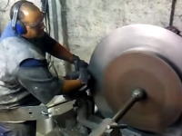 職人動画。大きな円盤を曲げて調理なべを作る職人のお仕事ビデオ。