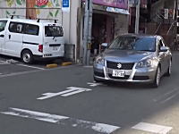 高知県警の覆面パトカーが「止まれ」無視で一時停止違反？？動画が撮影される。