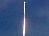 スペースX社のファルコン9ロケットが洋上台船への着陸に初めて成功。のビデオ。