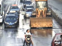中国でブルドーザーの運転手がご乱心。10台以上の車を破壊し負傷者20名死者1名。