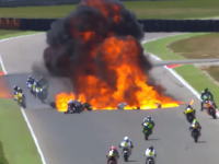 Moto2で信じられない炎上事故が発生(°_°)コースに転がった燃料タンクを後続車がはねてボブゥっと。