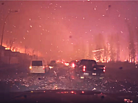大規模な森林火災から逃れようと逃げ惑う車の車載映像が怖すぎるだろ(((ﾟДﾟ)))