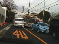 いるいるこんなヤツ。信号渋滞を一気に抜かそうと強引に逆走してくるハイエースが横浜で撮影される。