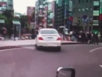 歩道に突っ込む乗用車。神戸三ノ宮暴走の瞬間を捉えていたドラレコ映像が公開される。