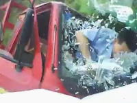 衝撃の瞬間。正面衝突でドライバーがフロントガラスを突き破る瞬間のビデオ。