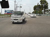 DQN運転。豊田市で撮影された信じられない暴走トラックに恐怖するドラレコ映像。