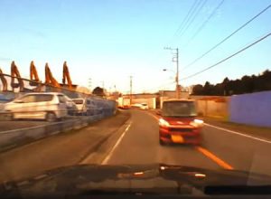 高級車が事故るとこうなる動画。衝撃から25秒後には繋がるヘルプネット「事故ですかー？」