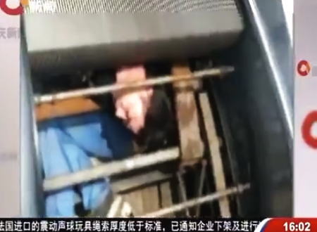 中国でエスカレーターの保守点検をしていた作業員が巻き込まれてしまうという恐ろしい事故が起きたらしい動画。
