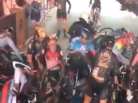 邪魔すぎてくっそワロタｗｗｗ自転車レースで起きた信じられないアクシデントの映像。