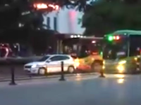 中国の交通トラブルｗｗｗバスを通せんぼしていた乗用車がボッコられる。殺人未遂だろこれ。