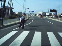 DCの飛び込み自殺！？愛媛で撮影された道路脇に座り込んでいたDCが突然飛び出してくる車載。