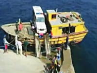 揺れる小さな船からジープを下ろす作業の映像にヒヤヒヤ。イットバヤット島。