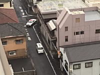 山口県宇部市で撮影されたカーチェイスがちょと笑える動画。狭い範囲を逃げまくる逃走車を上から撮影。