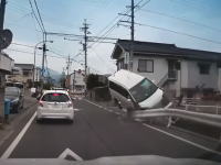 松本市で撮影されたワンボックスがガードレールに正面から突っ込む事故の映像が(((ﾟДﾟ)))