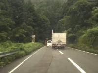 完全に頭イカレテル。徳島の国道で撮影されたトラックの鬼のような煽り運転が危ない(°_°)