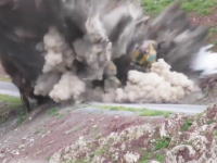 はんぱない威力。トルコ軍の車両が路肩爆弾に吹き飛ばされる瞬間の映像がコワスギ。