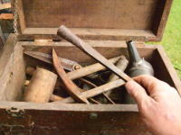 古い道具箱は宝の山だ。長年放置されてサビサビになった古い道具を生き返らせる動画。