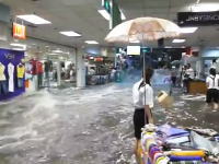 豪雨による洪水で水が店舗に流れ込みショッピングモールが大変な事に。中国。