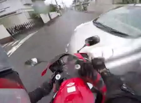 和歌山で撮影されたCBR600RRに乗る外人ライダーの事故車載。老人マーチと出合い頭で衝突。