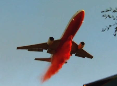 大迫力。DC-10エアタンカーによる空中消火の様子を真下から撮影したビデオ。