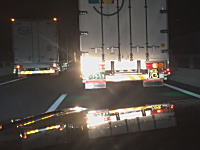 今日のうｐ主がDQNドラレコ。高速道路で遅いトラックにベタ付けハイビーム＆鬼クラクション。