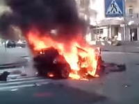 車に仕掛けられた爆弾が爆発してロシアのジャーナリストが死亡。その瞬間が撮影される。