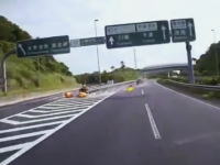館山道で出口を間違えた車が急ハンドルで戻ろうとしてクッションドラムに衝突ドラレコ。