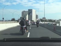ひど(°_°)高速道路でオラオラぎみの車を抜こうとしたバイクが接触して高架から落ちちゃう。