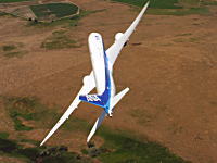 ジェット旅客機とは思えない動き。ANA塗装のボーイング787-9で急上昇や急旋回やってみた。