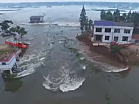 中国ｗｗｗ決壊した堤防を復元する為に土嚢を積んだトラックごと突っ込ませるという荒業を使う。