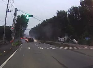 任意保険ちゃんと入ってるかな？埼玉で軽自動車が信号機に突っ込みぶっ倒す(°_°)車載。