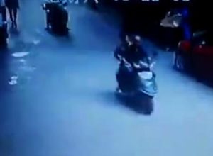 病院から飛び降りた男が走行中のスクーターを直撃（動画）これは迷惑すぎるだろ。