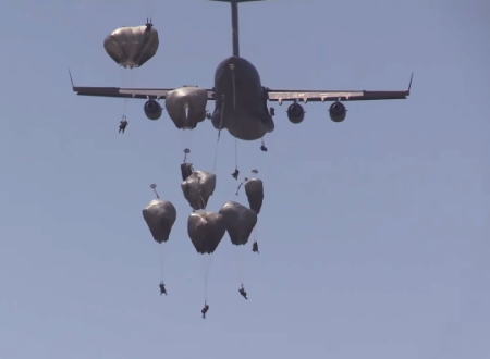 グングン動画。米軍の第82、第101空挺師団のエアボーン訓練の様子をC-17から。