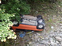 アクセルとブレーキを踏み間違えて林道から沢へ落下してしまったハスラーの車載がこえええ。