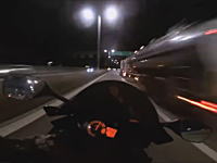 ゴーストライダー再び？夜の高速道路で299km/hメーターを振り切るキチガイライダー現る。