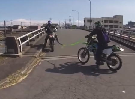 これはどうなのｗｗｗバイク同士の牽引に失敗して土手から落ちちゃう動画(°_°)というか誰も信号を守る気ないｗｗｗ