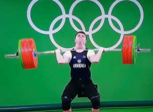 リオ五輪重量挙げで放送事故。左ひじが不自然な方向へ曲がり苦痛に顔をゆがめる選手(@_@;)