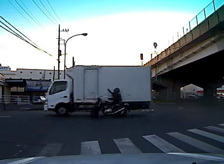 厚木市で撮影されたトラックの側面にオートバイが突っ込む事故の車載ビデオ。