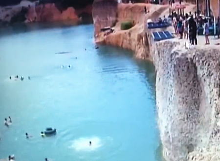 岩場飛び込みで25歳の男性が亡くなった事故のビデオ。衝突してない？