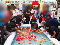 韓国ｗｗｗりんご掬いイベントでりんごに群がって持ち去るお年寄りたちが殺到しイベントが中止にｗｗｗ