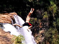 高すぎワロタ(((ﾟДﾟ)))落差52メートルの滝からジャンプして気を失ってしまった男性。
