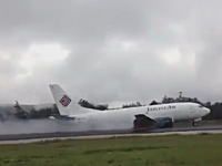 インドネシアのワメナ空港でボーイング737型機が胴体着陸。その映像。